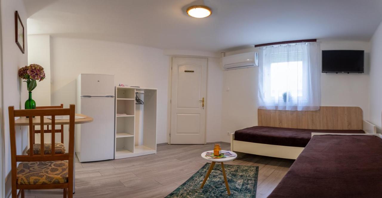 Silentium Garden Apartman Sarvar Bagian luar foto
