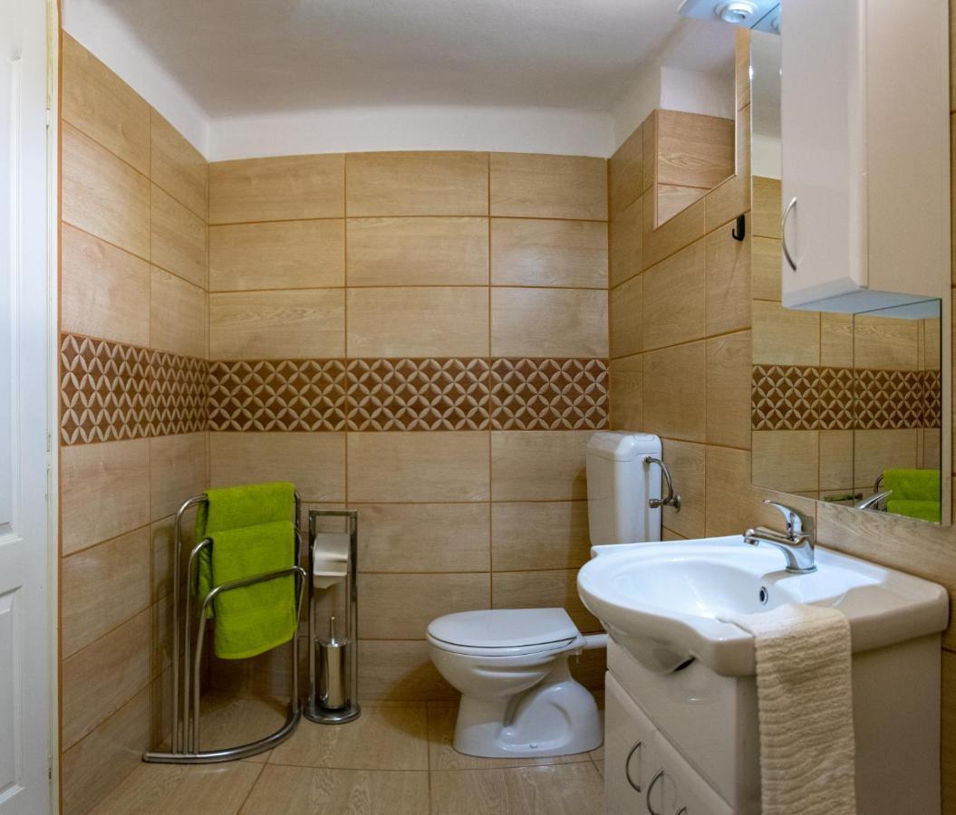 Silentium Garden Apartman Sarvar Bagian luar foto