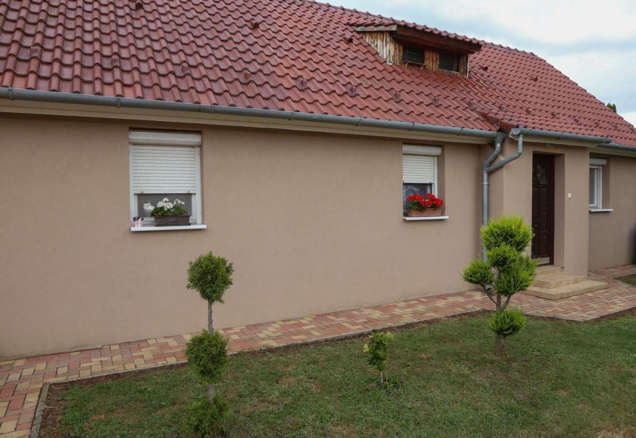 Silentium Garden Apartman Sarvar Bagian luar foto